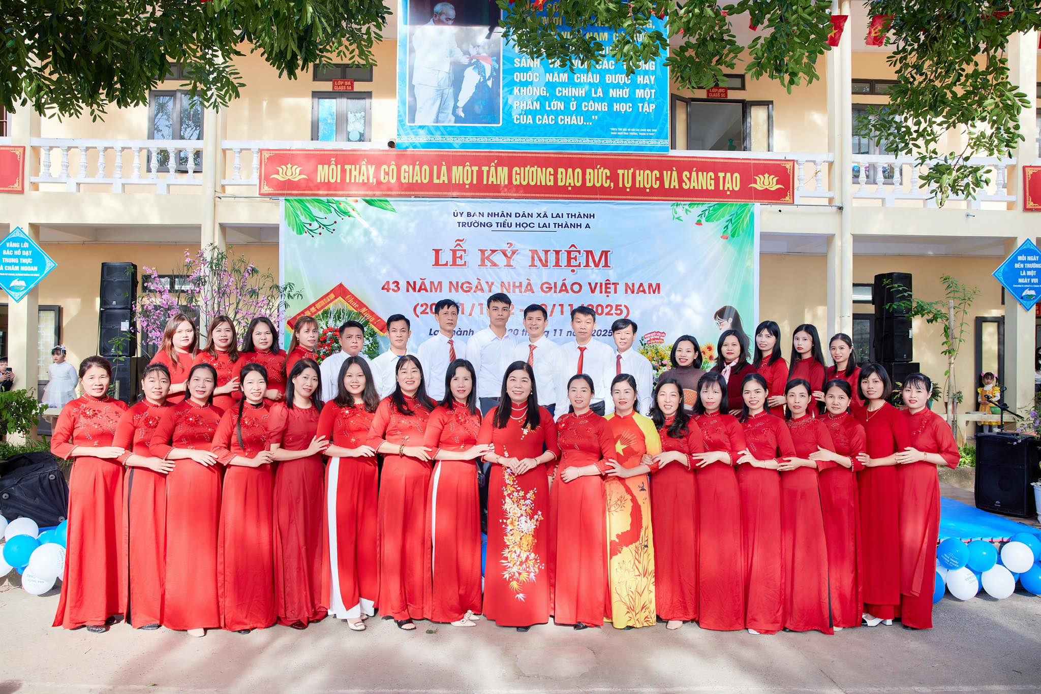 Có thể là hình ảnh về một hoặc nhiều người và văn bản cho biết 'SÁNH LHB QUỚC NĂM CHÂU DƯOU HAY KHÔNG, NHỞ MỘT PHAN CÔNG HỌC TẬP CUA CAC CHÁU.. LMAAH 進 MỖI THẤY, CÔ GIÁO LÀ MỘT TẤM GƯƠNG ĐẠO ĐỨC, TỰHỌC VÀ SÁNG TẠO 海 ỦY NHÂN DĂN THÀNH TRƯỠNG uHoc LAITHANHA LỄ KỶ NIÊM 43 NĂM NGÀY NHÀ GIÁO VIỆT NAM 9025) wir'